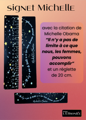 signet avec la citation de Michelle Obama “Il n’y a pas de limite à ce que nous, les femmes, pouvons accomplir” et un réglette de 20 cm.